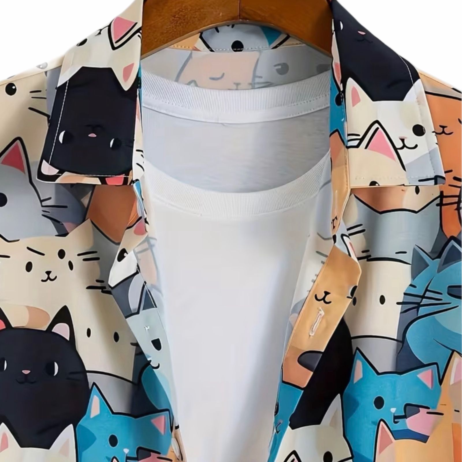 Camisa Collage de Gatos Multicolor - detalle cuello